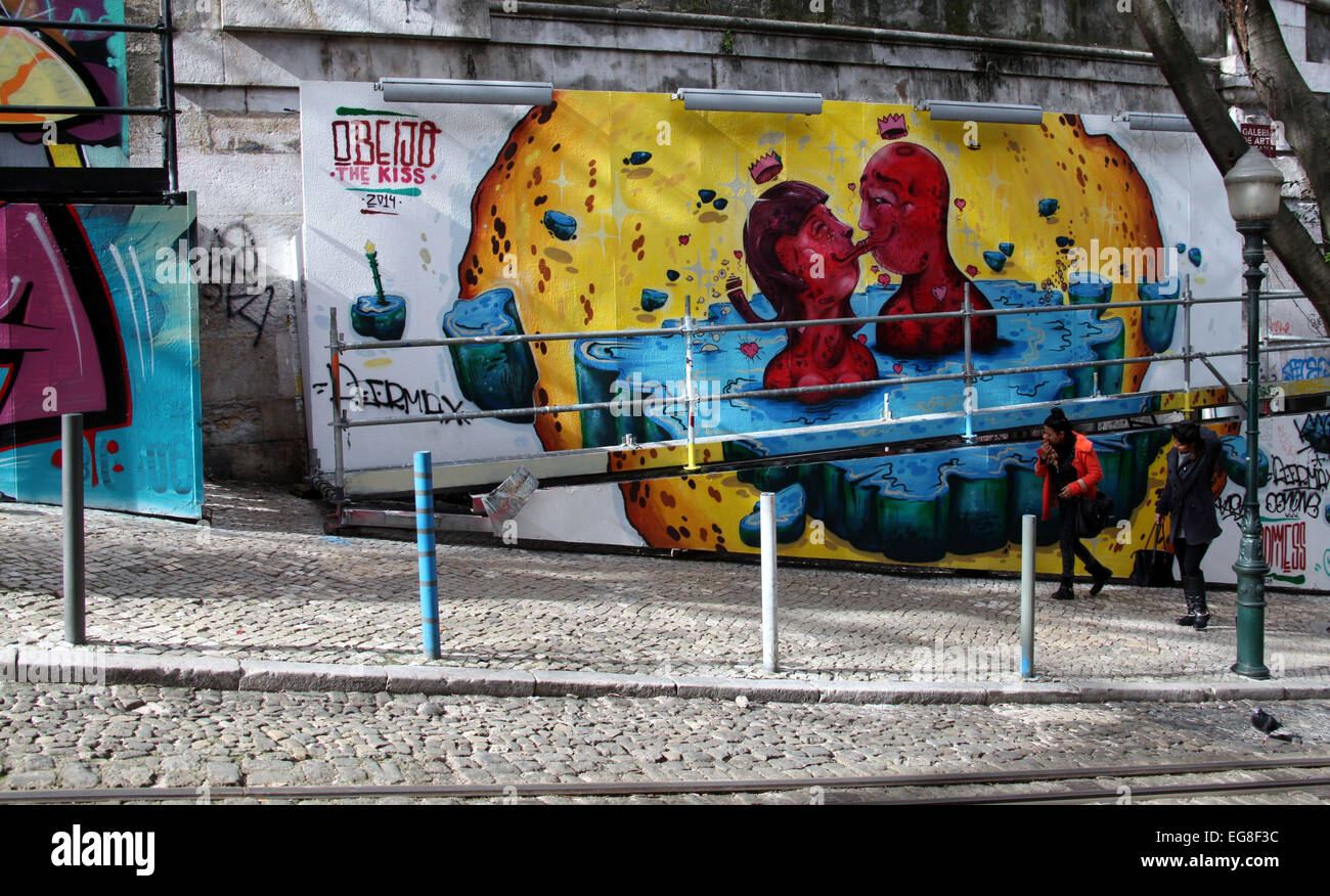 Street Art namens The Kiss im Bairro Alto in Lissabon Stockfoto