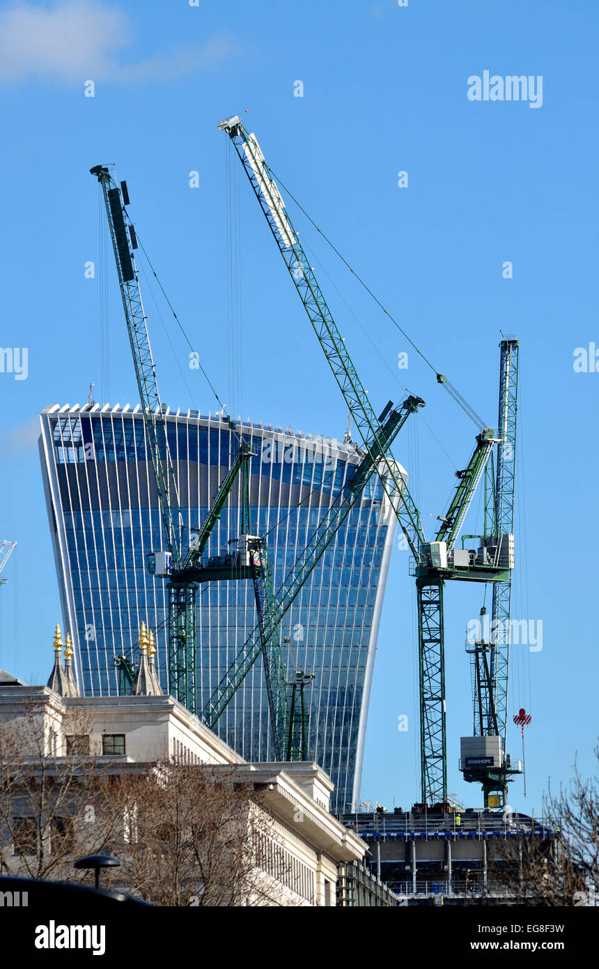 London, England, Vereinigtes Königreich. Baukräne über die City of London Stockfoto