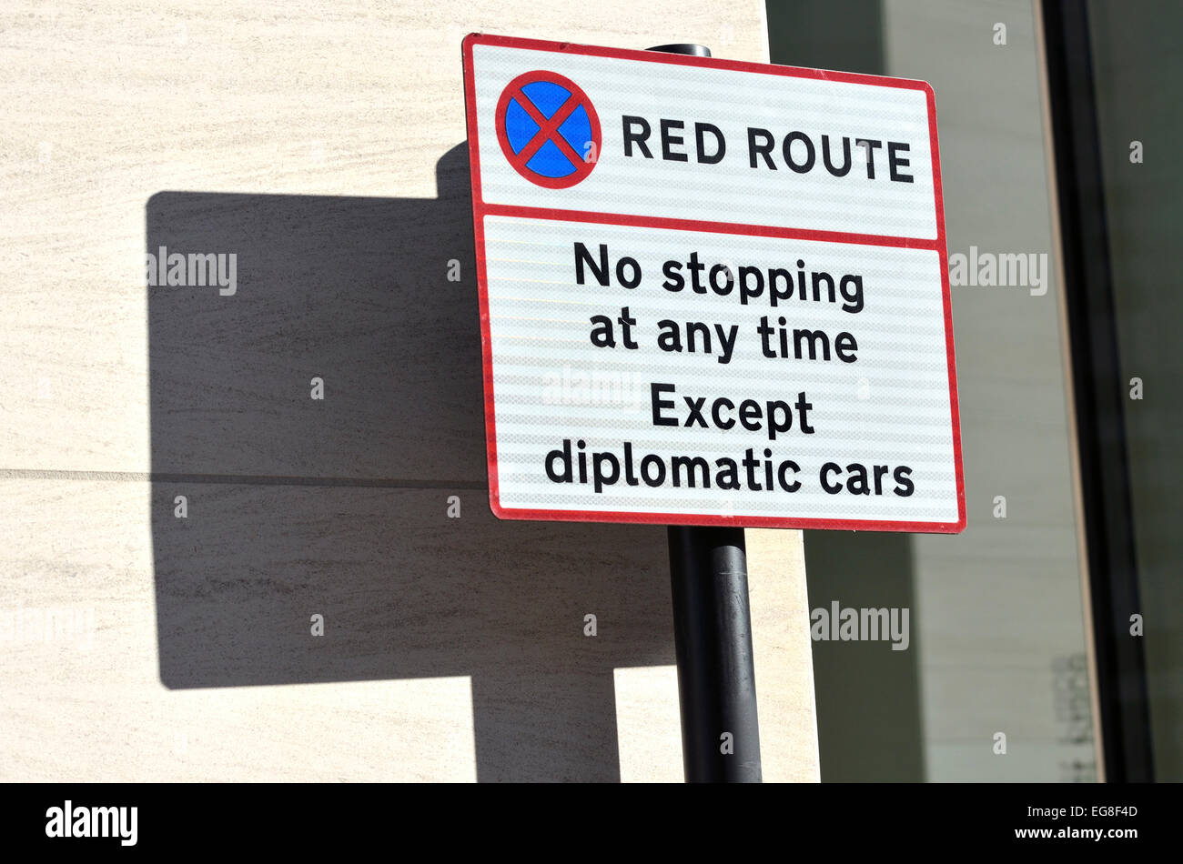 London, England, Vereinigtes Königreich. Rote Route Zeichen in Farringdon Road Stockfoto