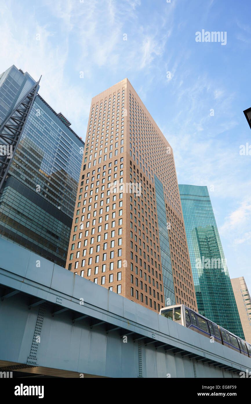 Einschienenbahn vorbei an Wolkenkratzern, Shiodome, Tokyo, Japan Stockfoto
