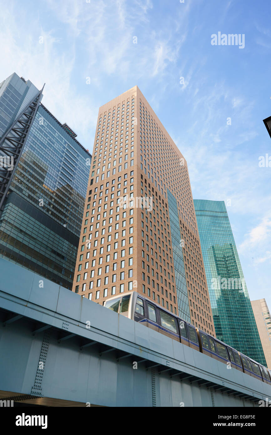 Einschienenbahn vorbei an Wolkenkratzern, Shiodome, Tokyo, Japan Stockfoto