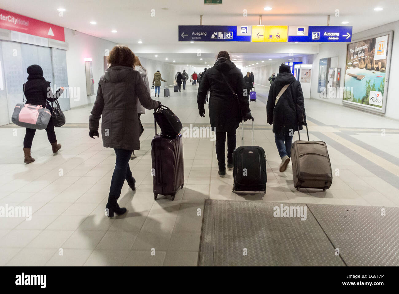 Berlin, Deutschland, Passagiere, Gruppe Frauen Walking Away with Taschen im  Flur in Schönefeld SXF Flughafen, U-Bahn, Bahnhof Stockfotografie - Alamy