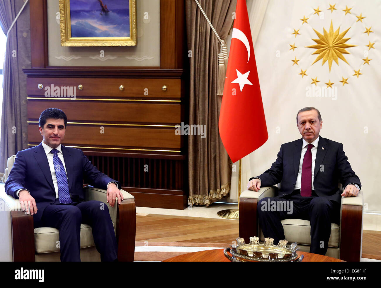 Ankara, Türkei. 19. Februar 2015. Turkish President Recep Tayyip Erdogan (R) trifft sich am 19. Februar 2015 mit Nechirvan Barzani, Premierminister des Iraks Regionalregierung Kurdistan-Irak, auf den neuen Präsidentenpalast in Ankara, Türkei. © Türkischen Präsidenten Presse/Xinhua/Alamy Live-Nachrichten Stockfoto