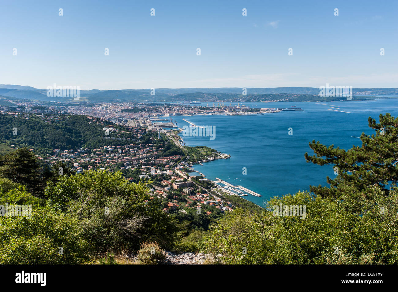 Triest, Italien eine Luftaufnahme der Stadt und den Golf von Triest