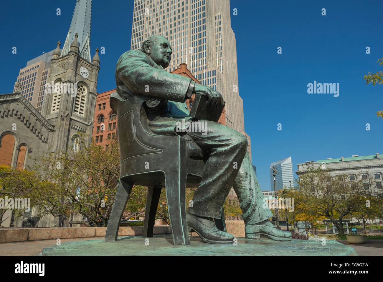 KEY BANK TOWER WOLKENKRATZER (© CESAR PELLI 1991) TOM JOHNSON STATUE PUBLIC SQUARE DOWNTOWN CLEVELAND OHIO USA Stockfoto