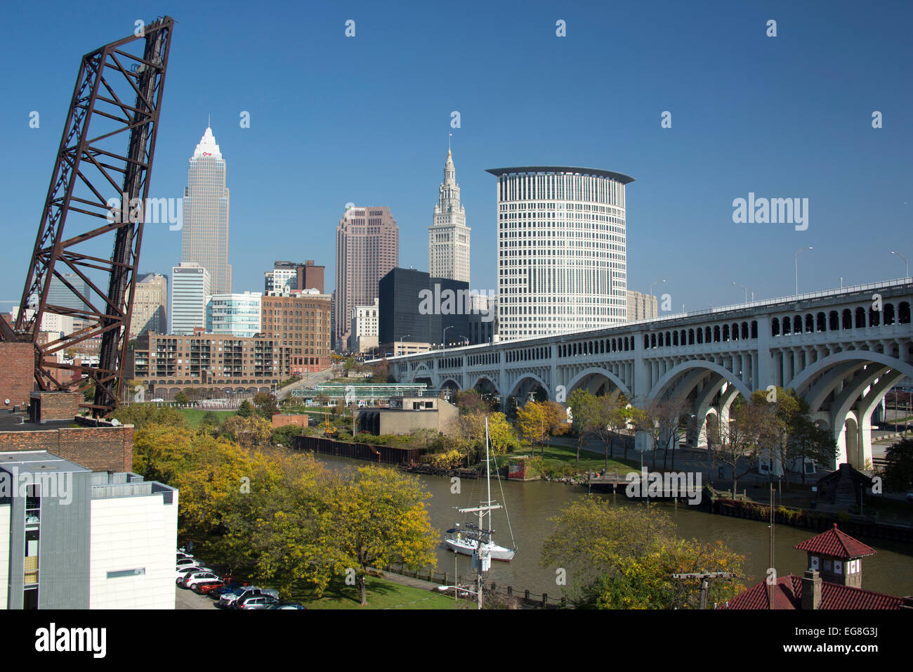 CUYAHOGA RIVER BEI SIEDLER LANDING PARK SKYLINE VON DOWNTOWN CLEVELAND OHIO USA Stockfoto