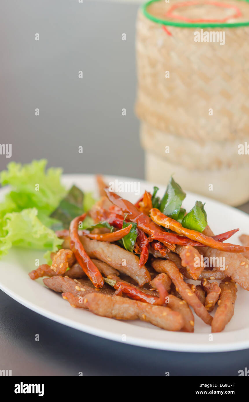Nahaufnahme von frisch gebratenem Fleisch mit Sesam und chili Stockfoto