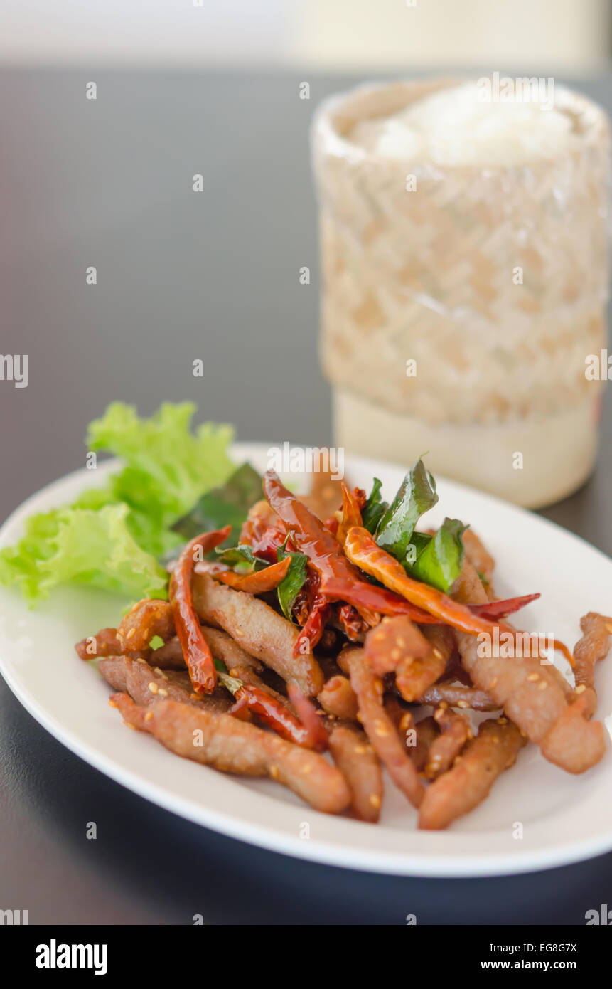 Nahaufnahme von frisch gebratenem Fleisch mit Sesam und chili Stockfoto