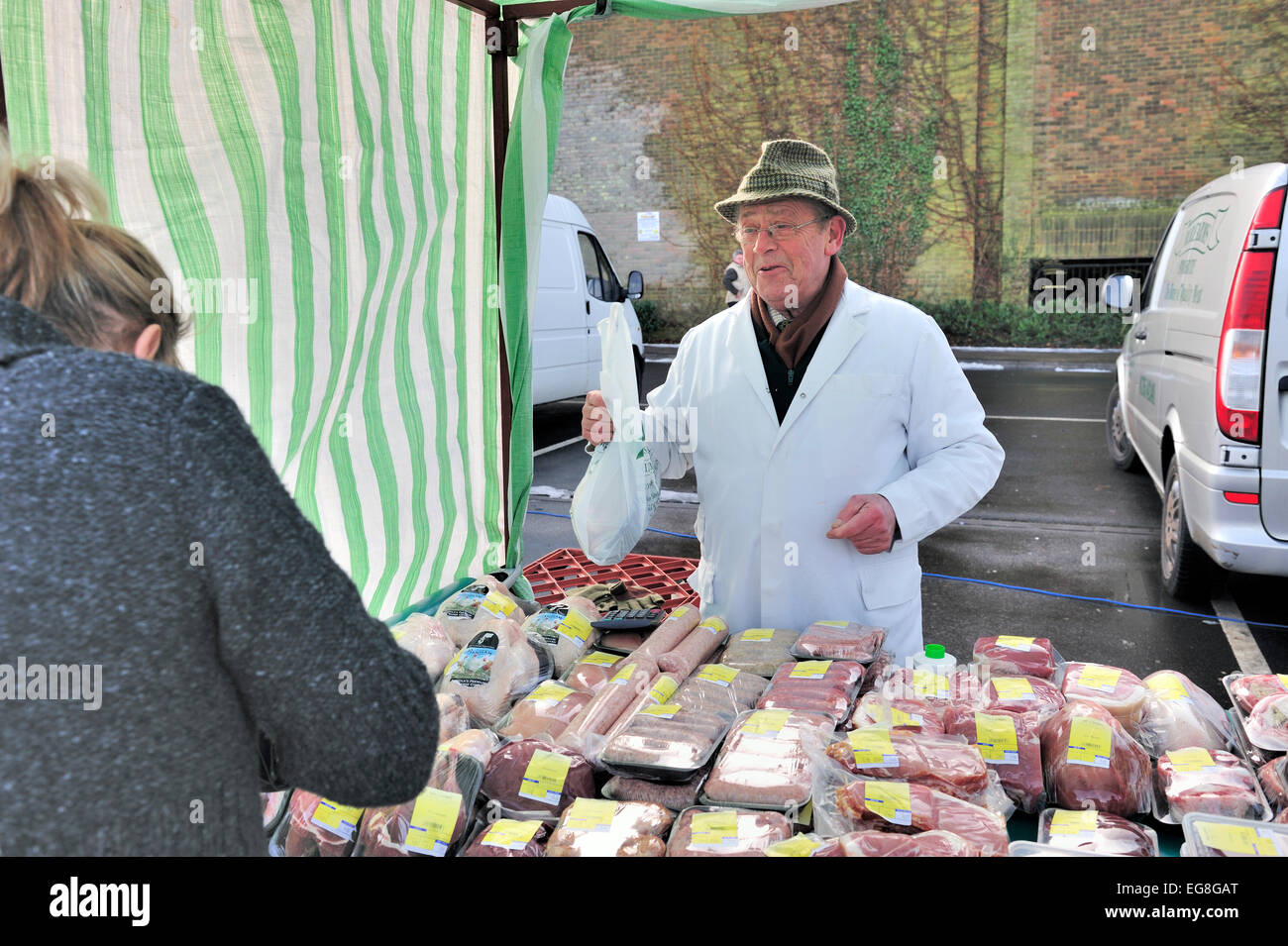 Bio-Fleisch zum Verkauf an einen örtlichen Bauernmarkt Stockfoto
