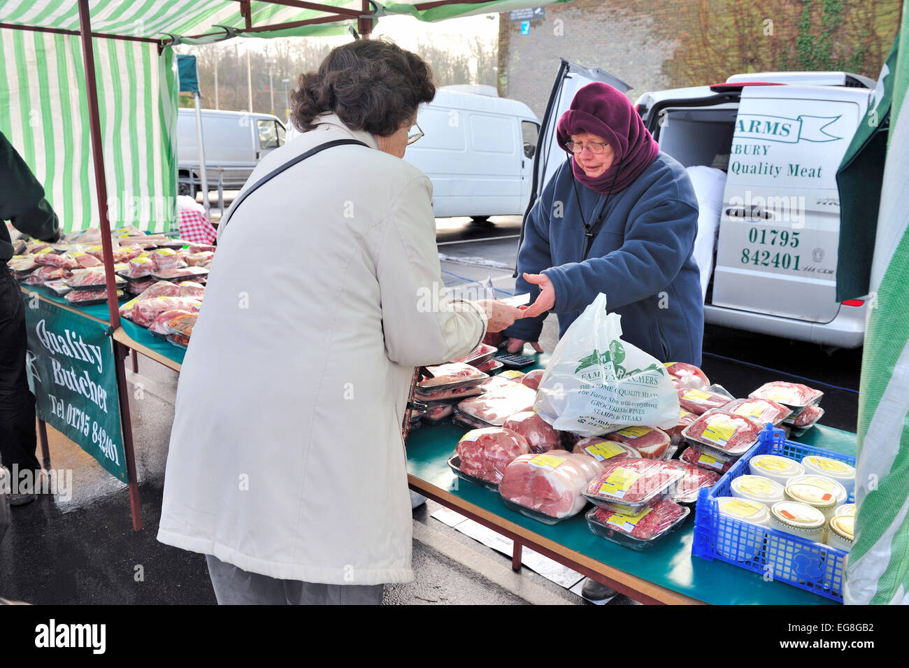 Bio-Fleisch zum Verkauf an einen örtlichen Bauernmarkt Stockfoto