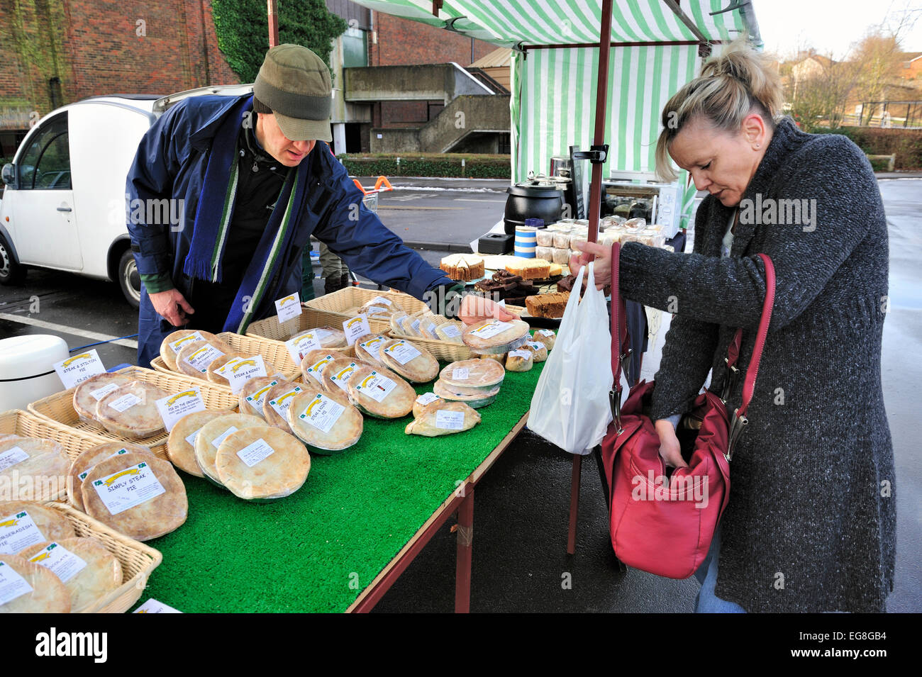 Fleischpasteten zum Verkauf an einen örtlichen Bauernmarkt Stockfoto