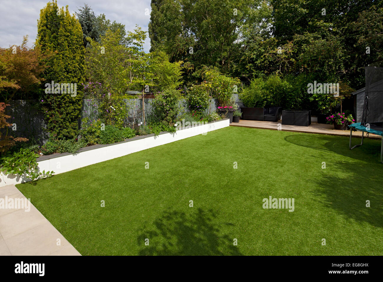 Künstliche Kunststoff gefälschte Rasen in englischen zeitgenössische Garten, Oxfordshire, England Stockfoto