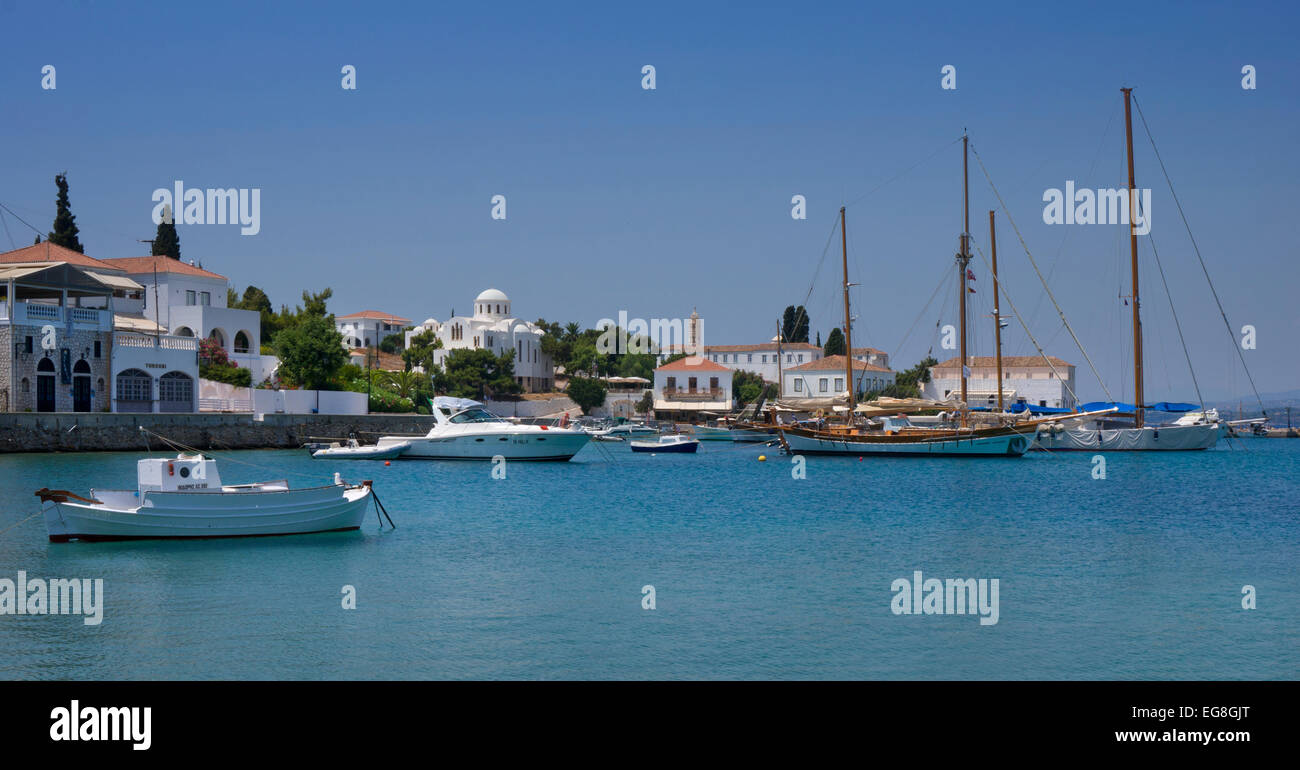 Blick auf den Hafen mit Stadt und Boote im Sommer auf der Insel Spetses, Peloponnes, Griechenland Stockfoto