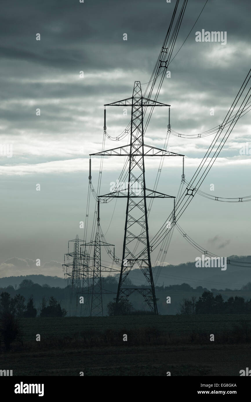 Elektrische Pylonen führt in einem Gewitterhimmel, Oxfordshire, England Stockfoto