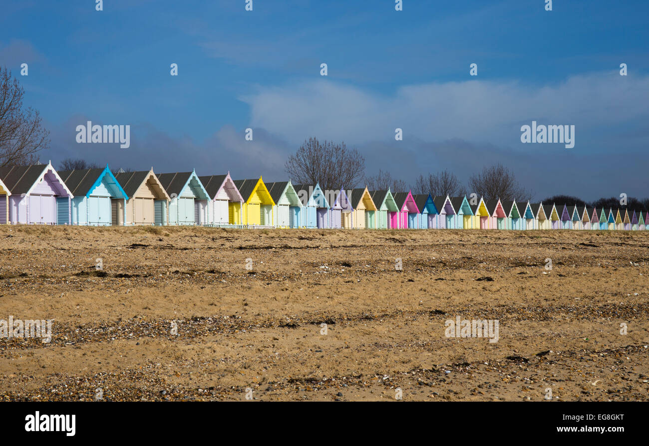 Bunte Strandhäuschen auf Mersea Island, Essex, England Stockfoto