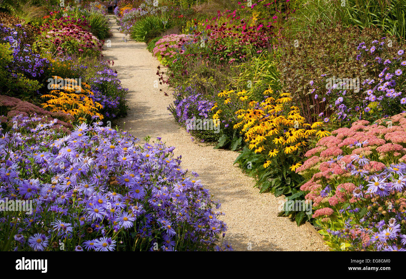 Kiesweg mit frühen Herbst Schüler/inen im englischen Garten, Oxfordshire, England Stockfoto