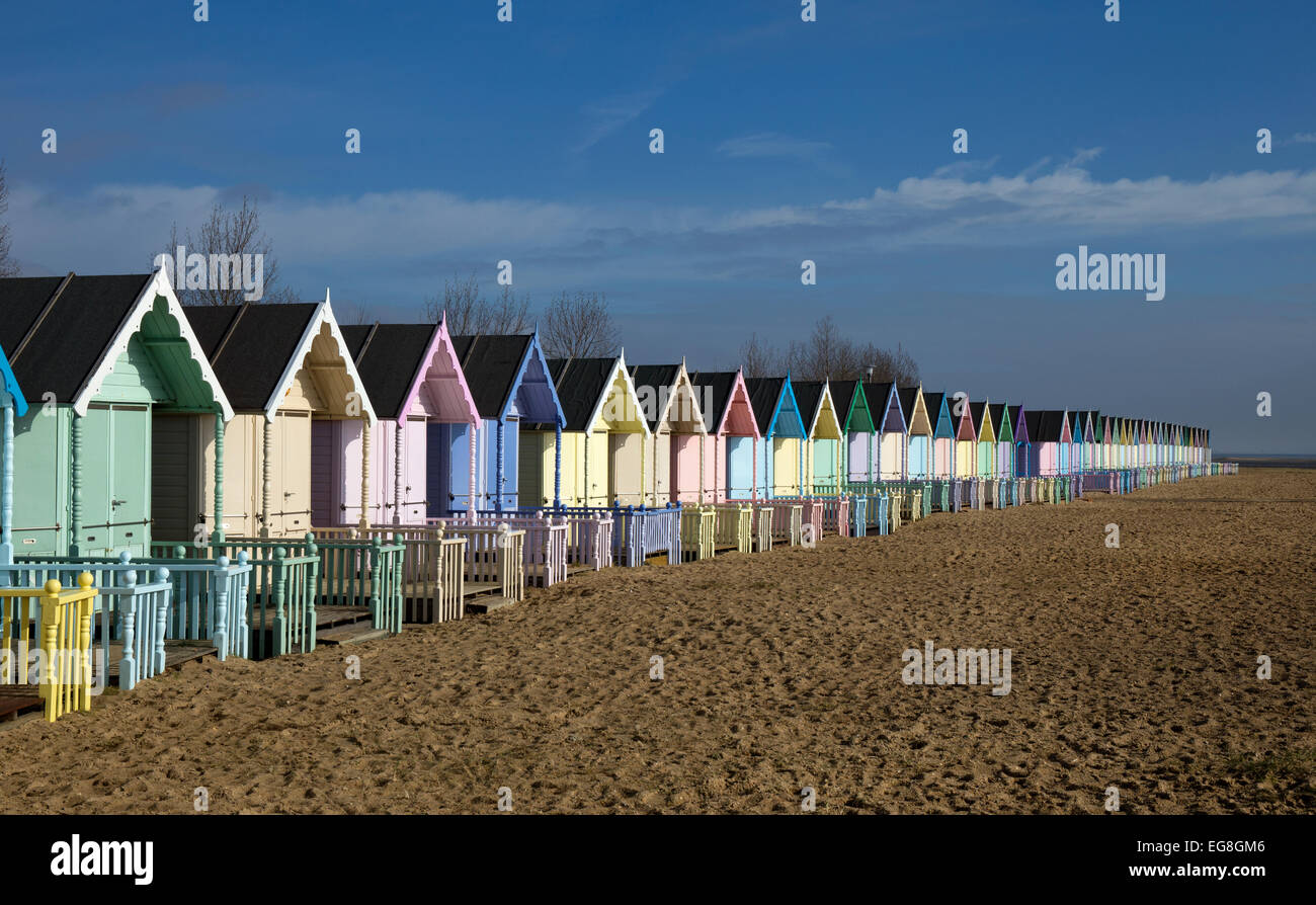 Bunte Strandhäuschen auf Mersea Island, Essex, England Stockfoto