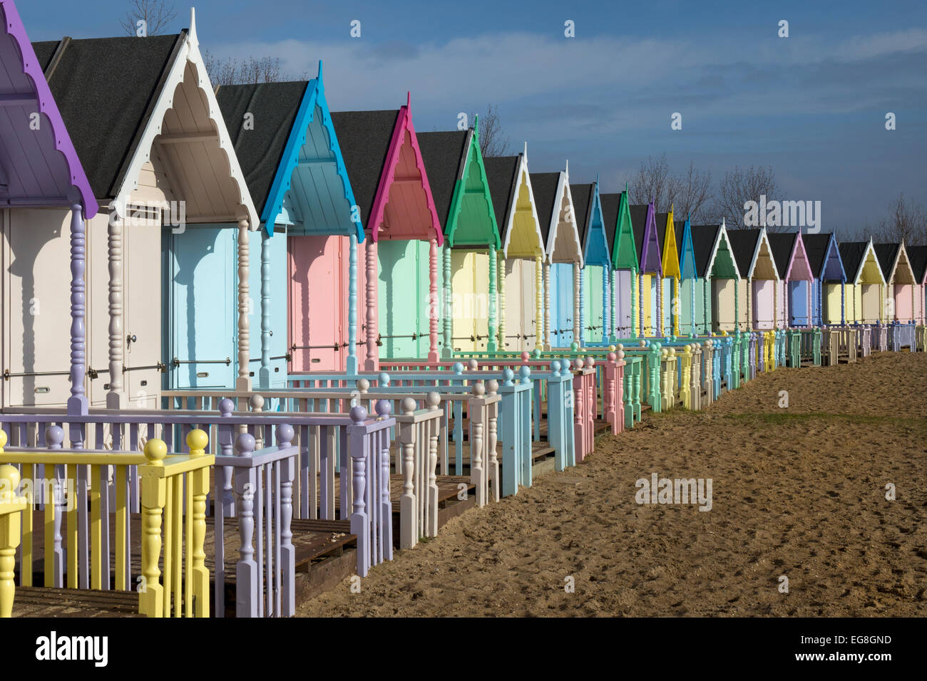 Bunte Strandhäuschen auf Mersea Island, Essex, England Stockfoto