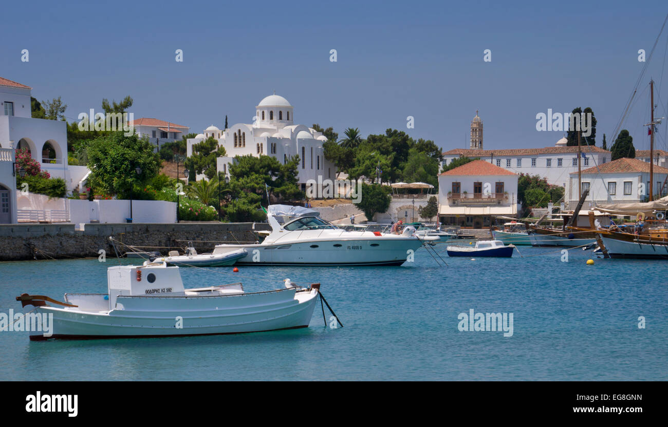 Blick auf den Hafen mit Stadt und Boote im Sommer auf der Insel Spetses, Peloponnes, Griechenland Stockfoto