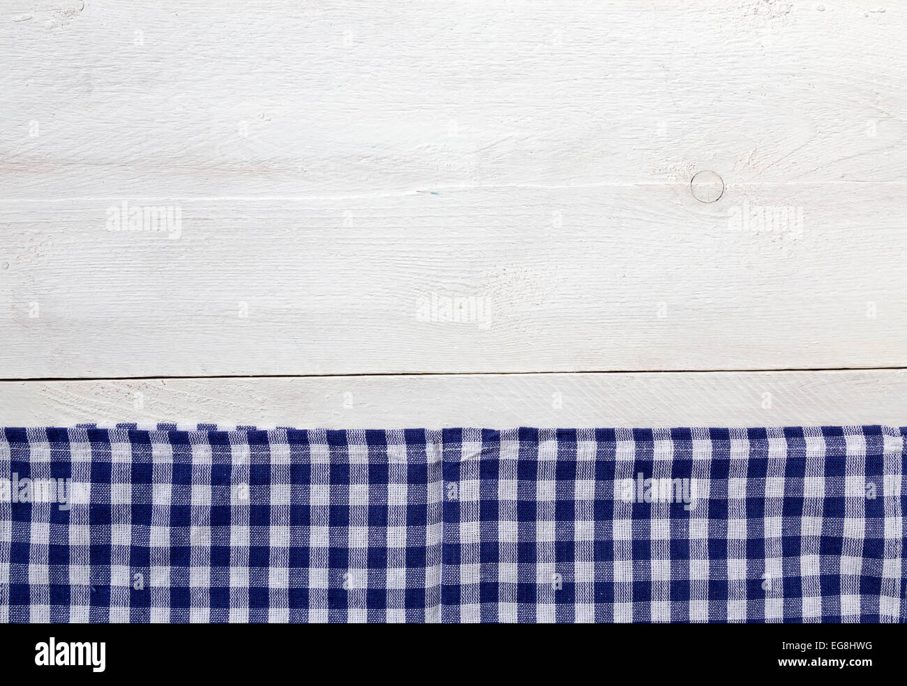 Blaue Küchentuch auf hellem Holz Hintergrund Stockfoto