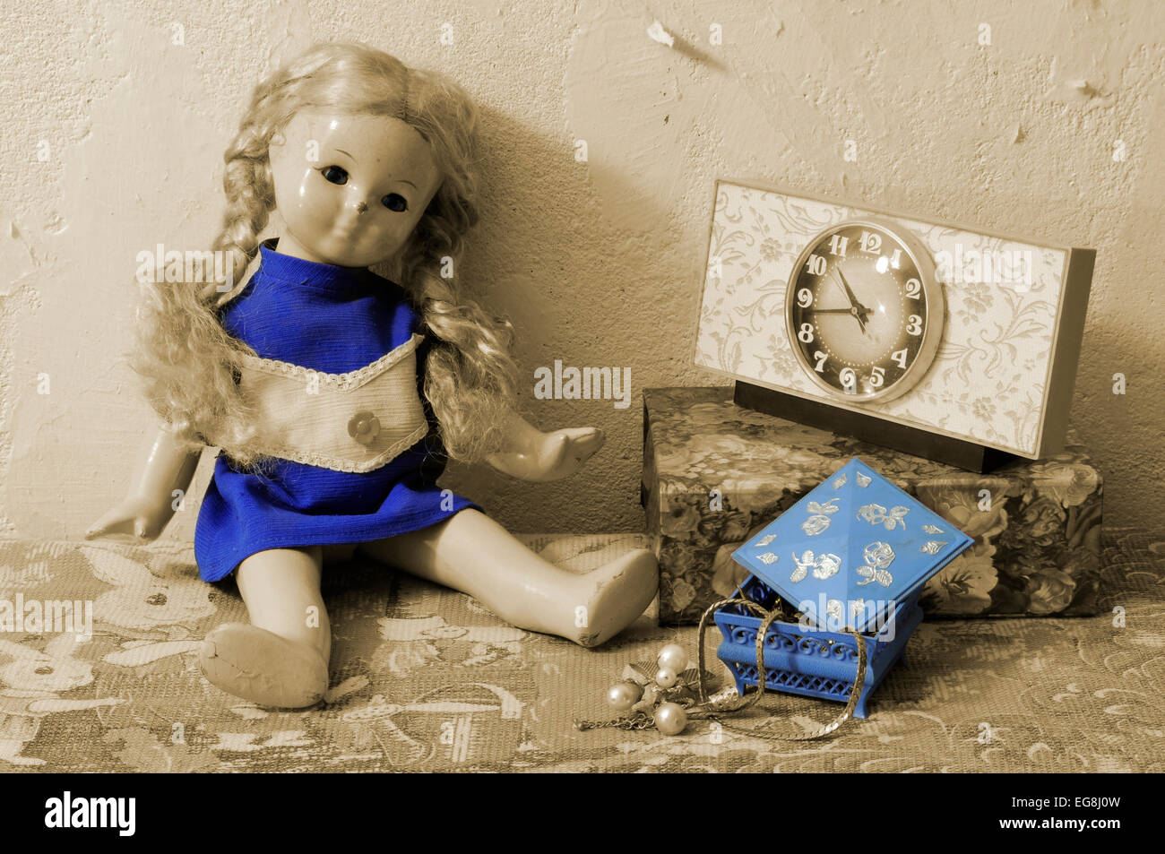 Retro-Stil-Stillleben mit alten gebrochenen Puppe, Vintage Uhr und Zubehör. Stockfoto