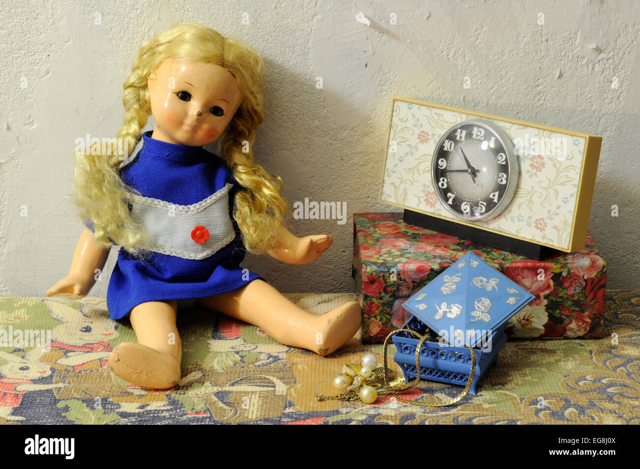 Retro-Stil-Stillleben mit alten gebrochenen Puppe, Vintage Uhr und Zubehör. Stockfoto