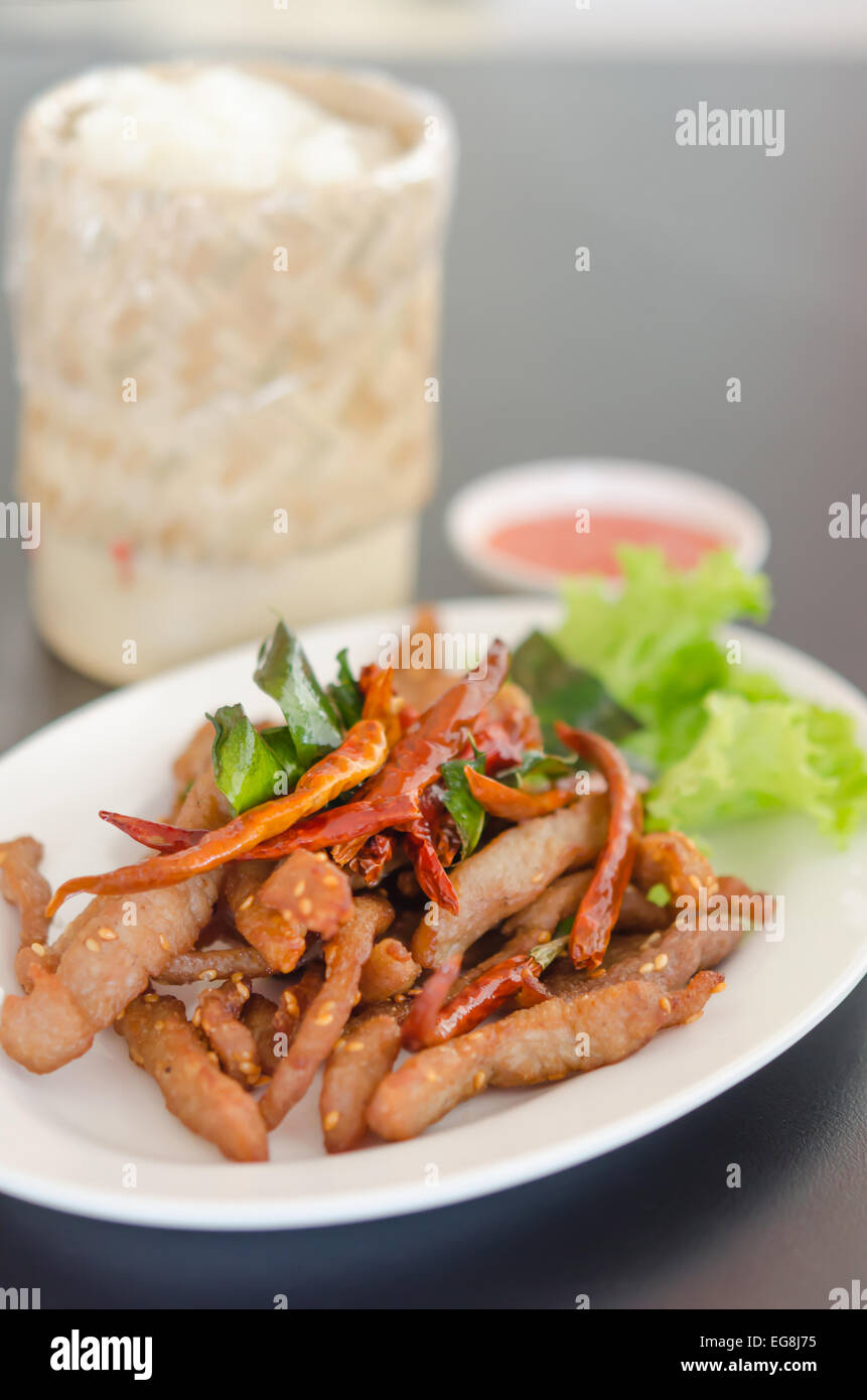 Nahaufnahme von frisch gebratenem Fleisch mit Sesam und chili Stockfoto