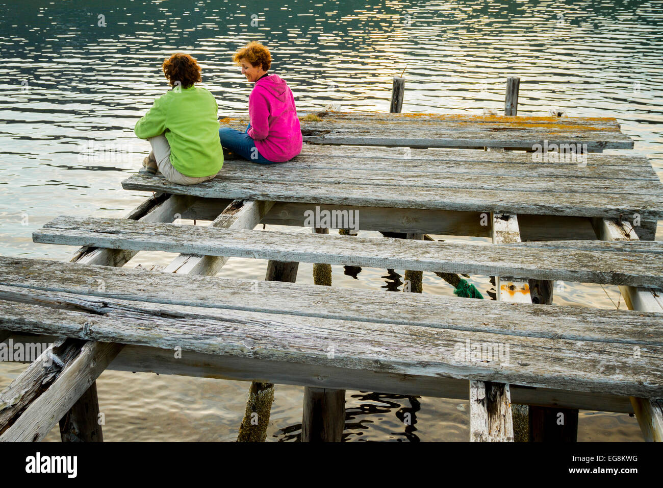 Zwei Frauen in einem Wellenbrecher. Stockfoto