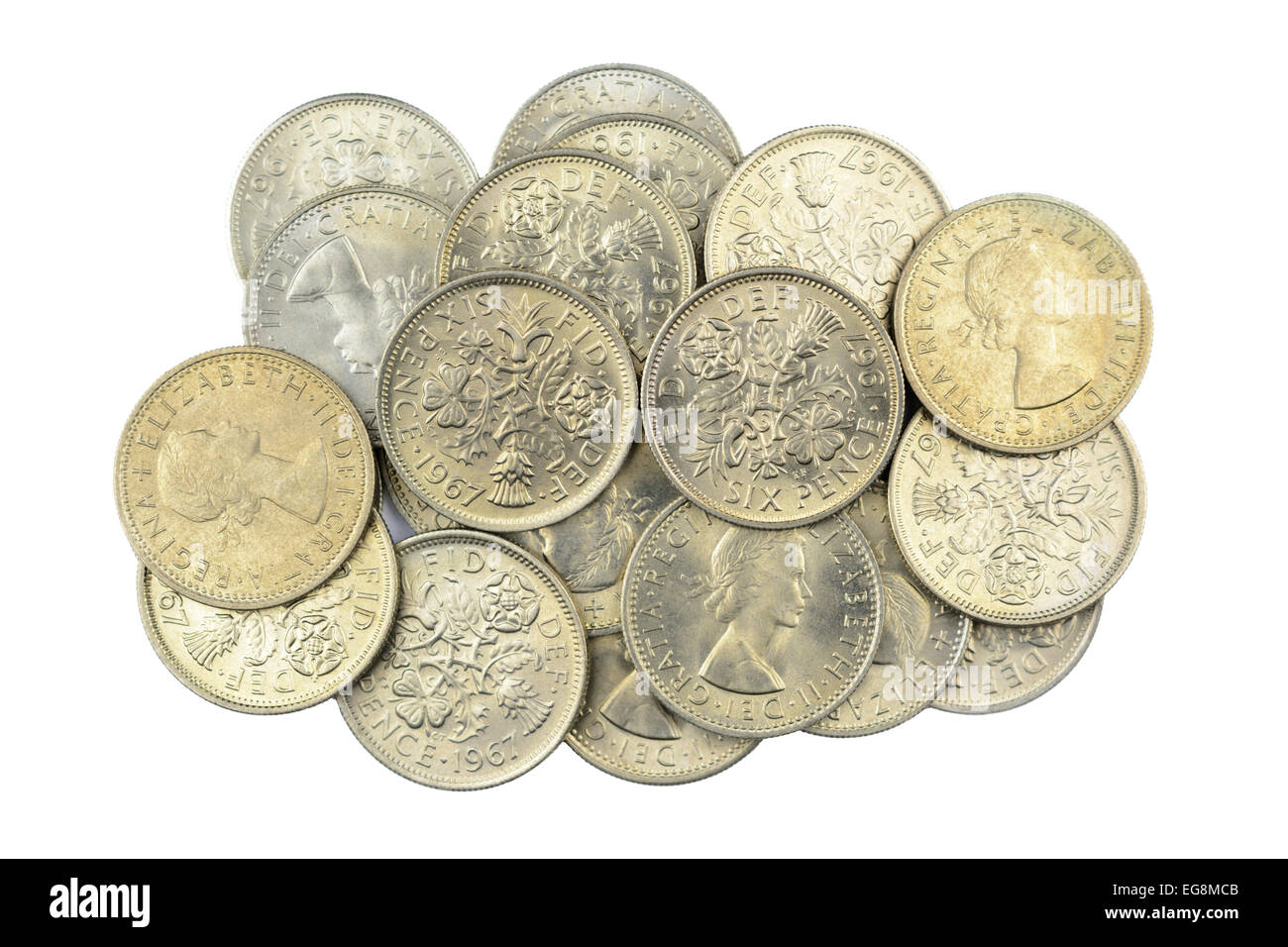 Od pre dezimal Britischen sixpence Münzen von 1967 auf einem weißen Hintergrund. Alte 6 p Münzen. Stapel von 6p Münzen. 6d-Münzen. Stockfoto