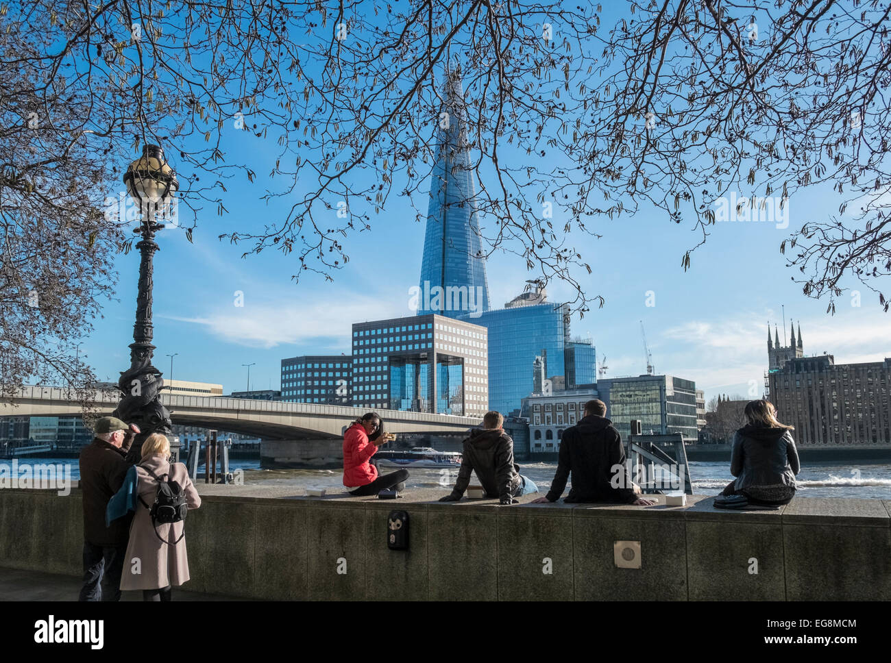 Menschen am Fluss Thames Path, Anzeigen von The Shard London Bridge Gebäude, London, UK Stockfoto