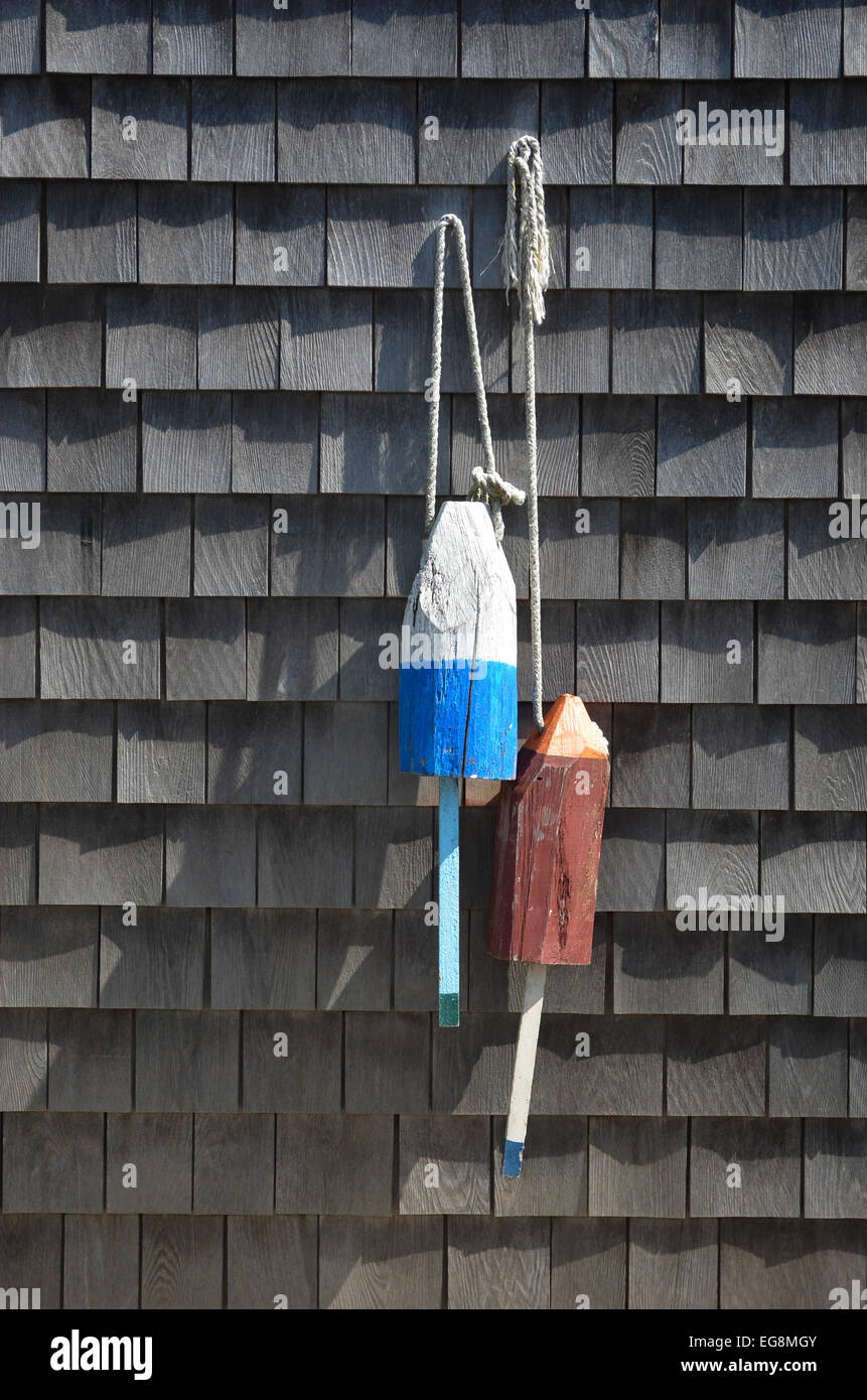 Fischernetz schwimmt auf grauen Schindeln Hintergrund Stockfoto