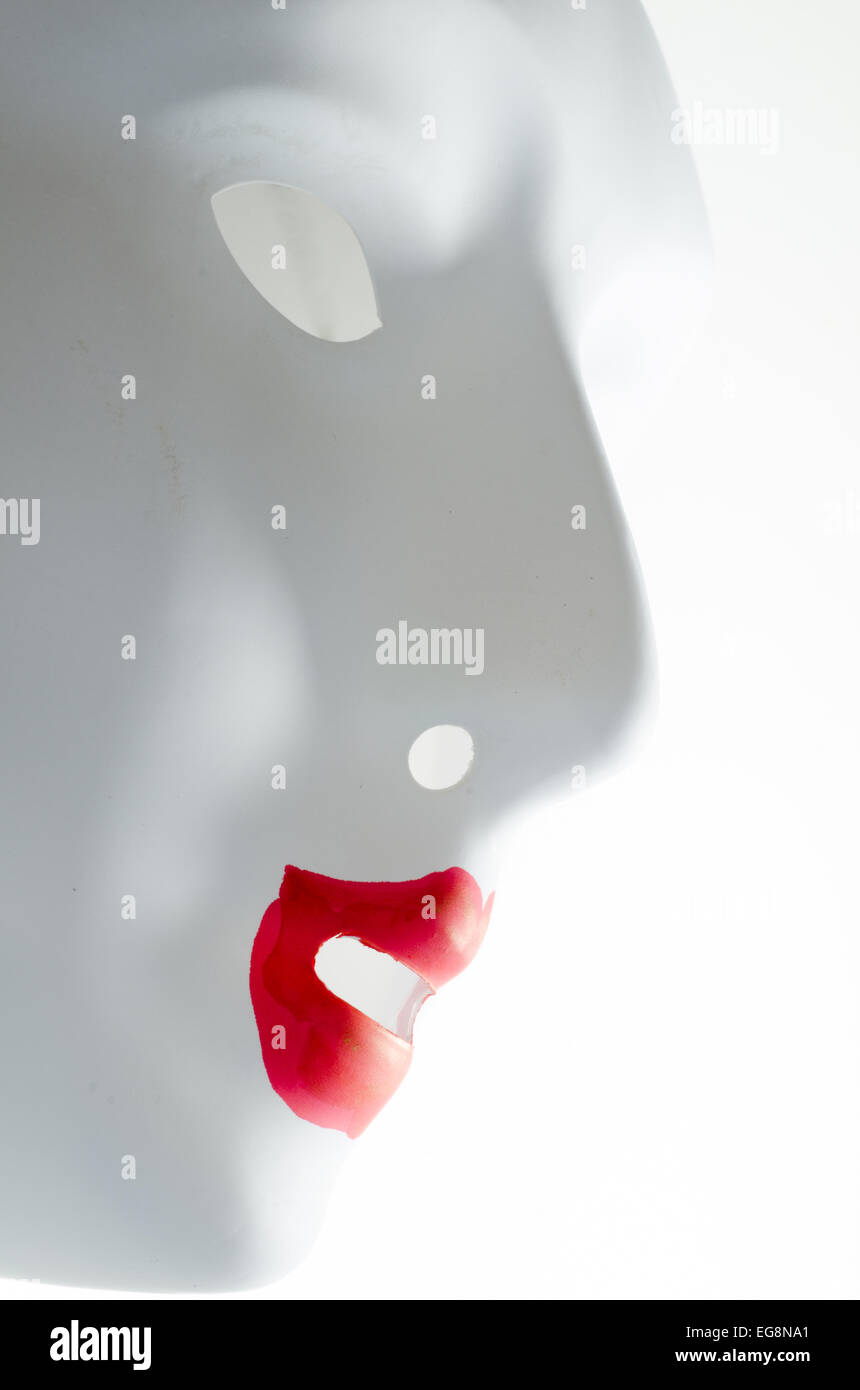 weiße Maske mit roten Lippen Stockfoto
