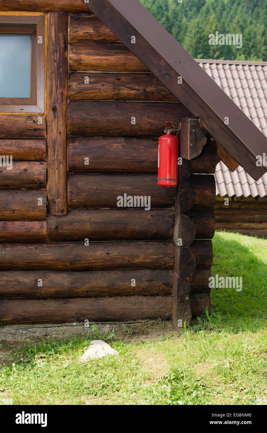 Feuerlöscher in der Ecke Stockfoto