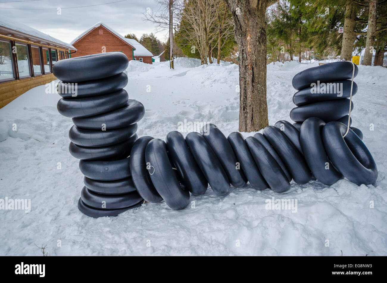 Haufen von schwarzen Snow-Tubes im Schnee Stockfoto