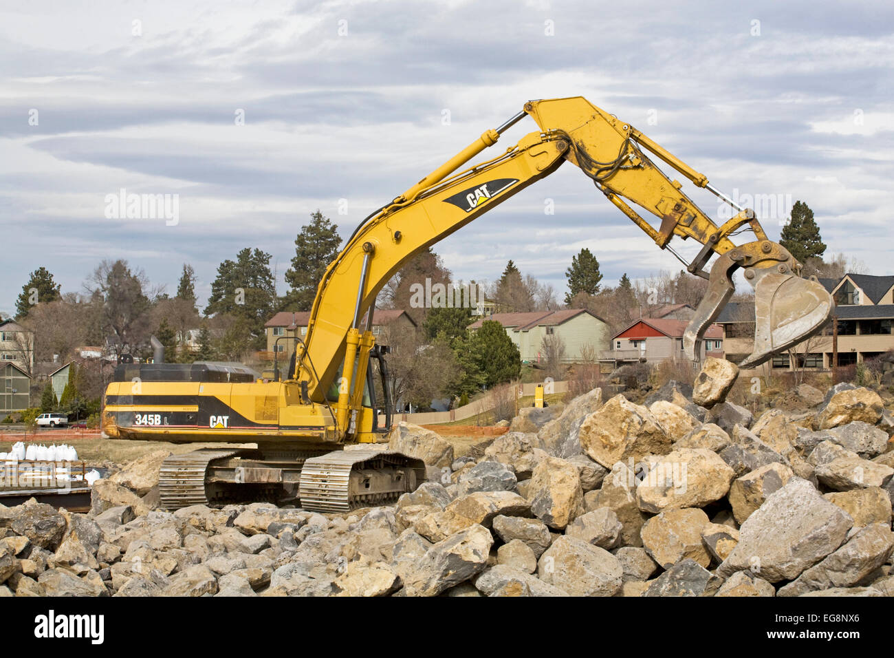 Schweren Erdbau Schaufeln und andere Geräte arbeiten auf die Veränderung des Flussbettes des Deschutes River in Bend, Oregon. Stockfoto