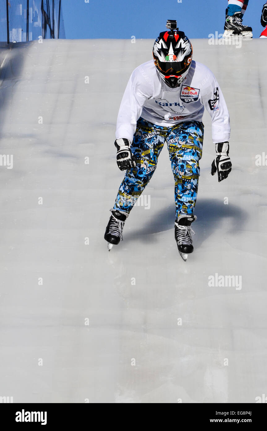 Belfast, Nordirland. 19. Februar 2015 - ein Anfänger-Konkurrent senkt man den steilen Hügeln am Red Bull Crashed Ice Credit: Stephen Barnes/Alamy Live News Stockfoto