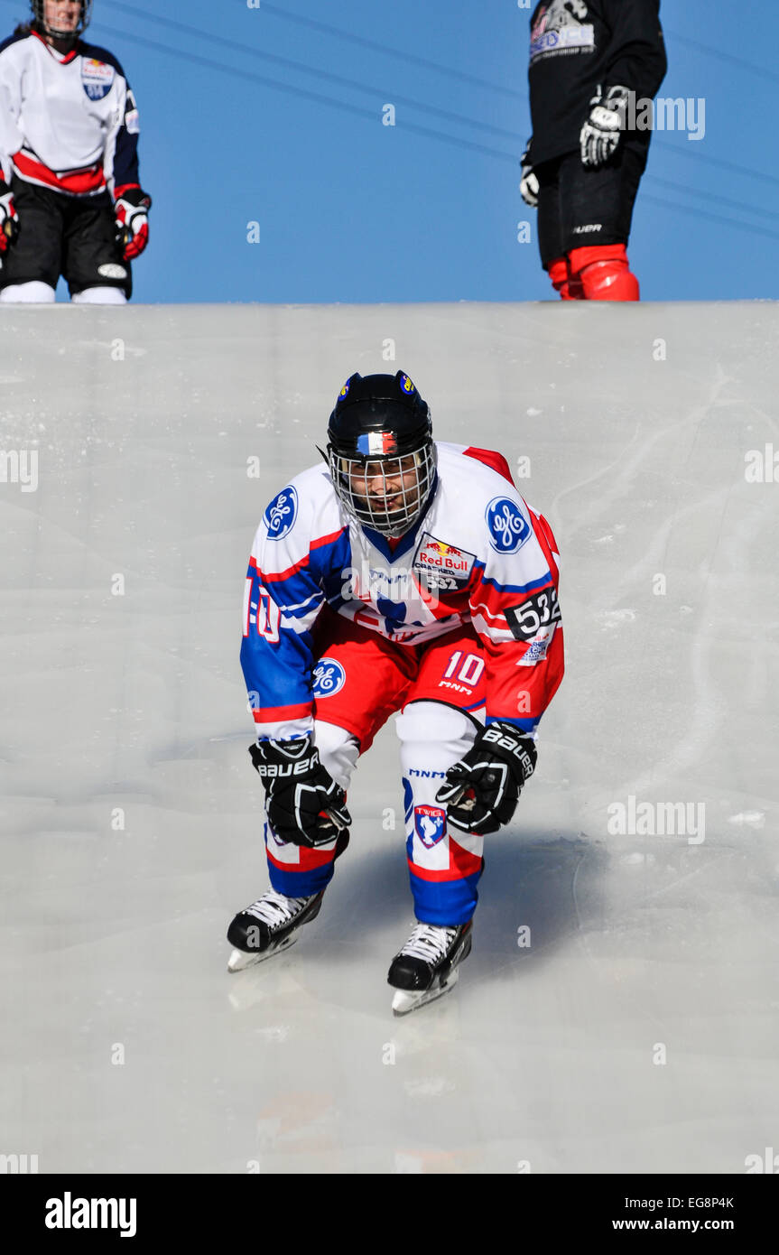 Belfast, Nordirland. 19. Februar 2015 - ein Anfänger-Konkurrent senkt man den steilen Hügeln am Red Bull Crashed Ice Credit: Stephen Barnes/Alamy Live News Stockfoto