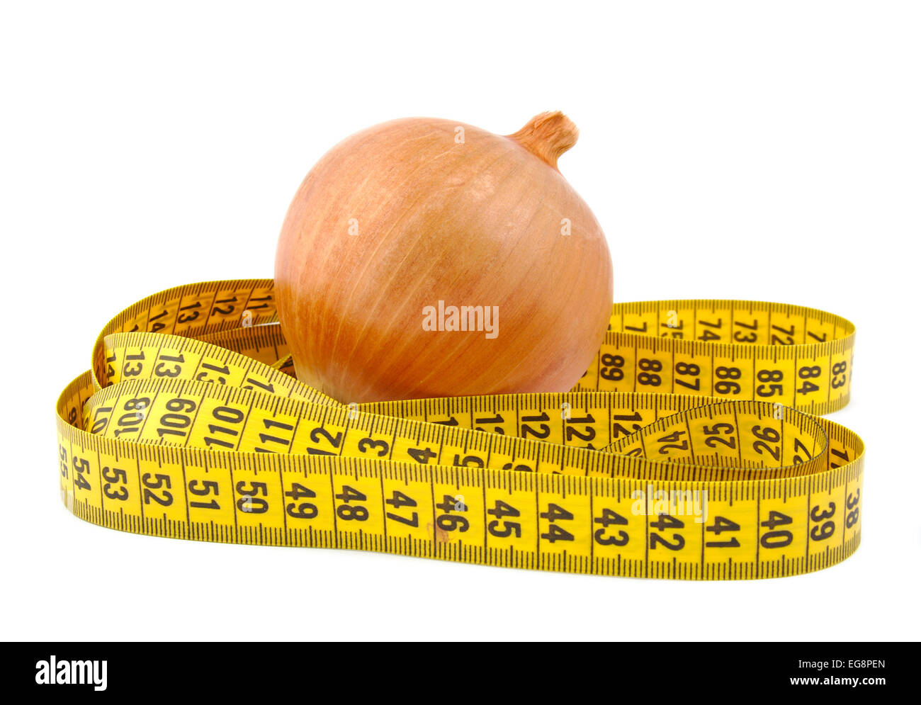 Zwiebel und Maßband auf einem hellen Hintergrund Stockfoto