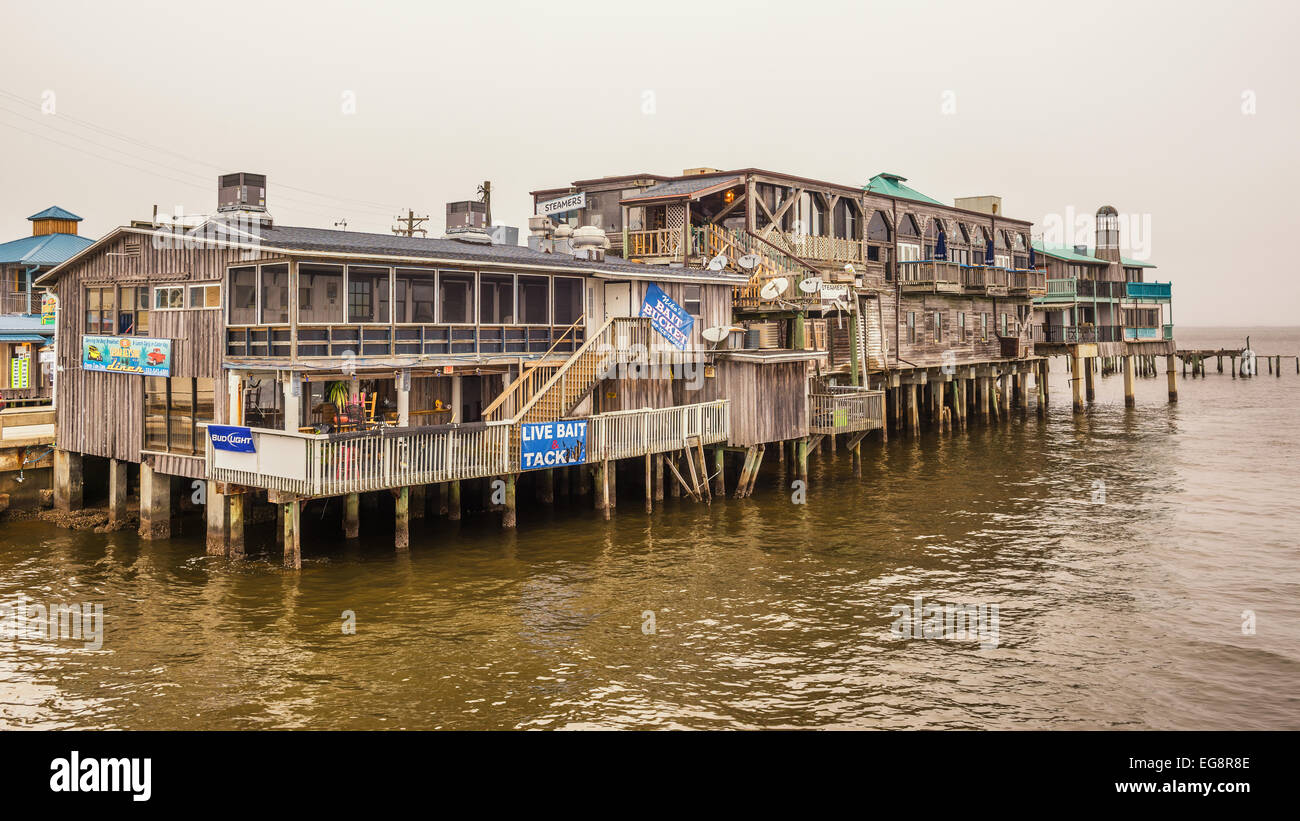 Waterfront Gebäude auf Stelzen in der historischen Innenstadt von Cedar Key Stockfoto