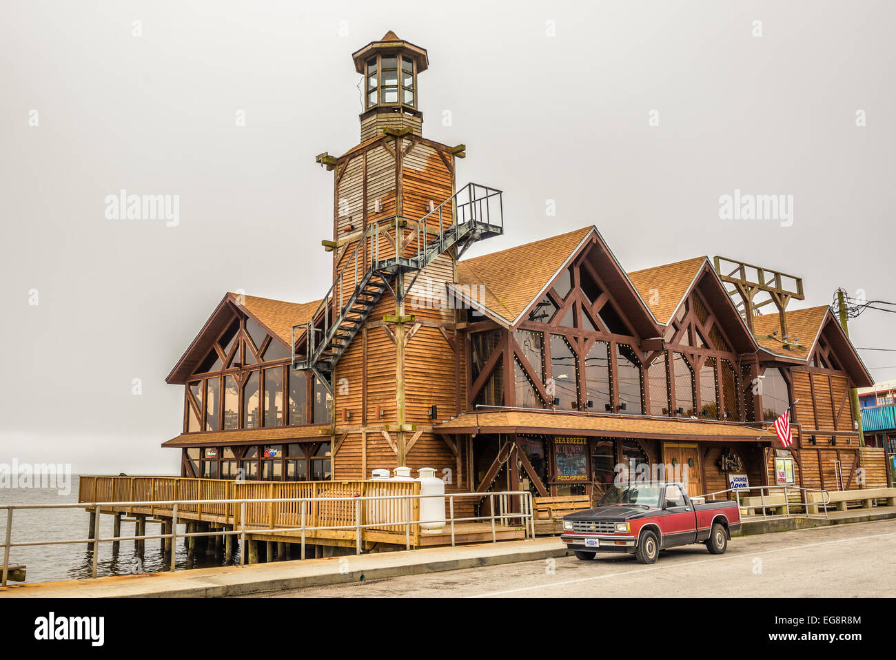 Das Sea Breeze Restaurant mit einem historischen Leuchtturm in der Innenstadt von Cedar Key, Florida Stockfoto