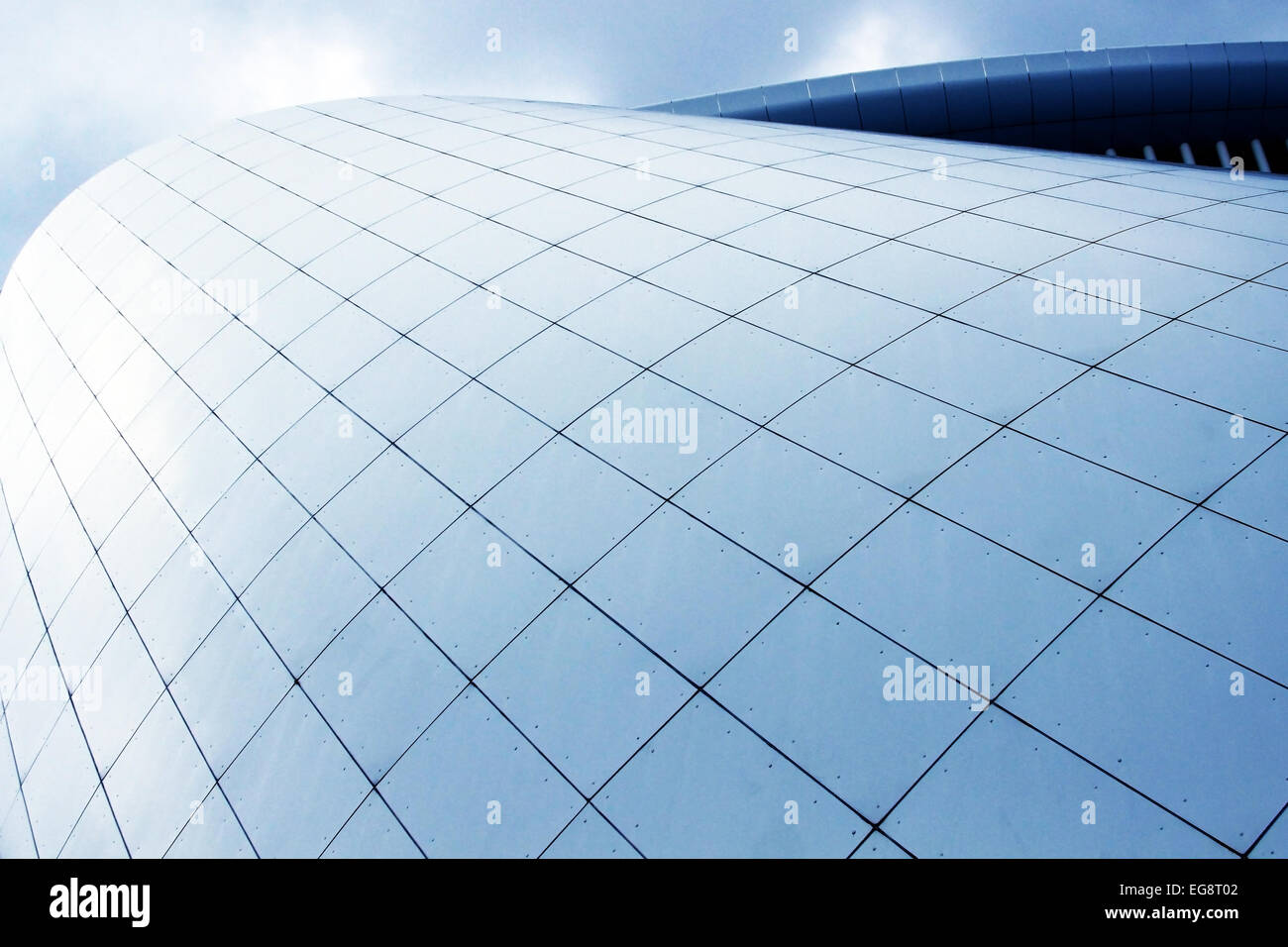 Diagonale Closeup des modernen Büros / gewerbliche / industrielle Gebäude. Raffinierte Turmwand angesichts der perfekten Kunststoff-Platten Stockfoto