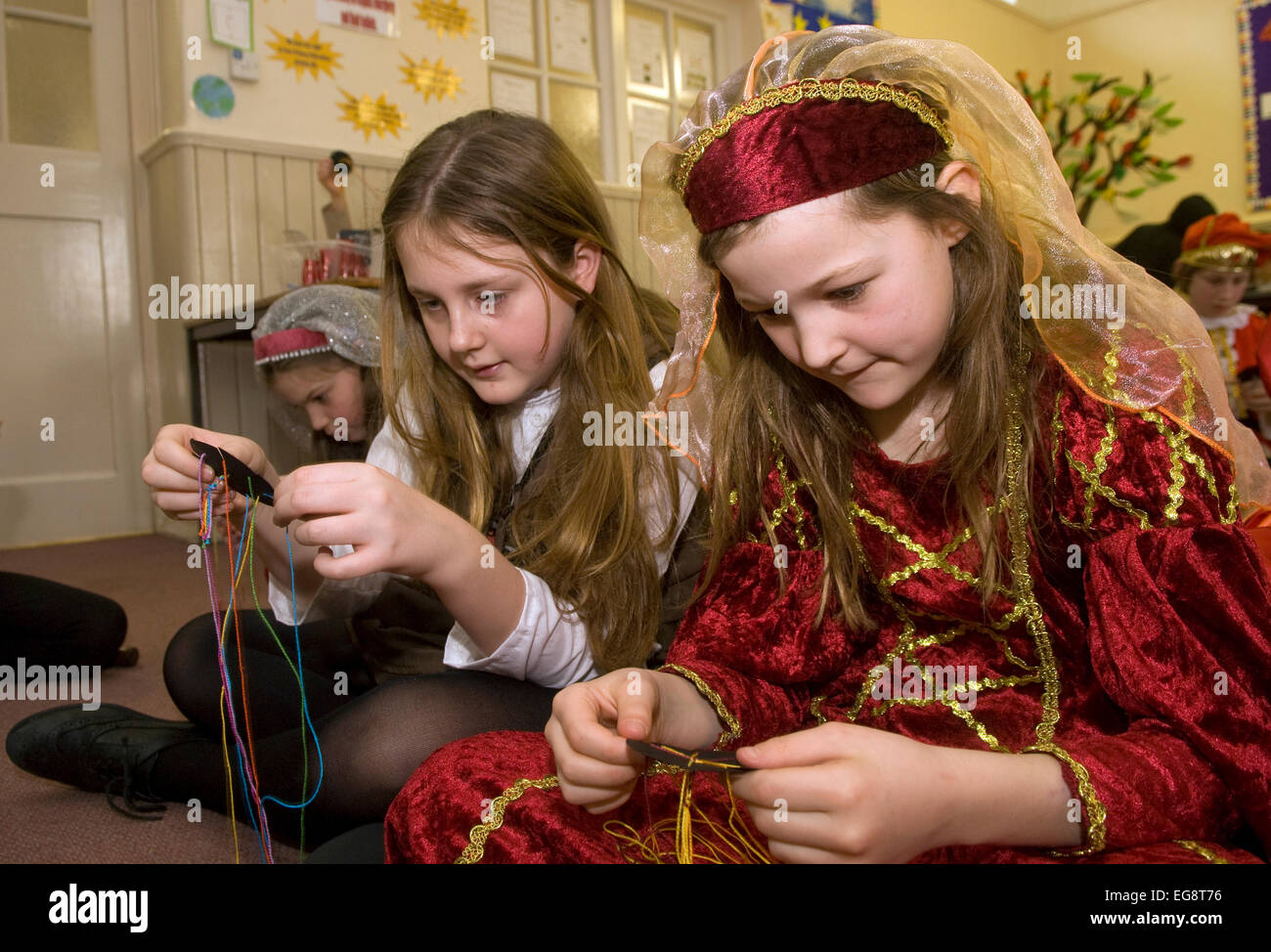 Schüler lernen Flechten in der Schule während einer Tudor Tag, Surrey, Großbritannien. Stockfoto