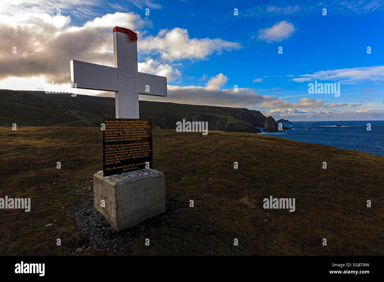 Memorial Cross für die verlorenen Matrosen und Schiff Sydney vor Donegal Küste im Jahre 1870, Hafen, County Donegal, Irland Stockfoto