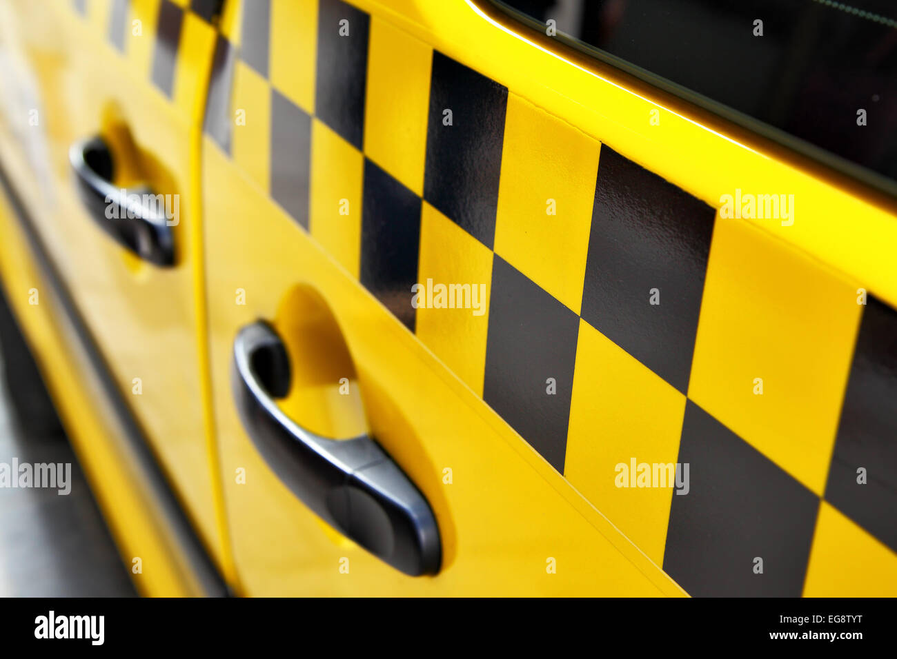 Tür mit Checker-Taxi Stockfoto