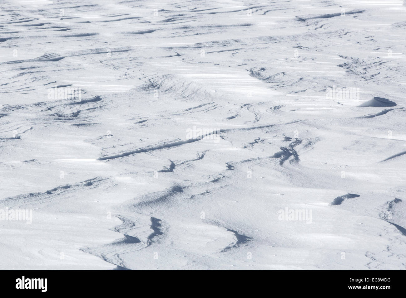 Nahaufnahme der Strukturen von Schneeverwehungen im Sonnenlicht Stockfoto
