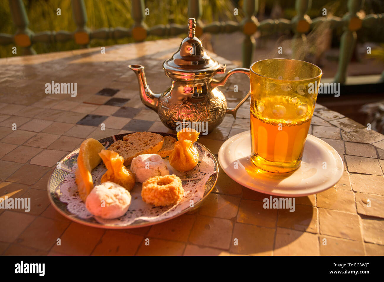 Marokkanischen Minztee mit traditionellen süßes Gebäck Stockfoto