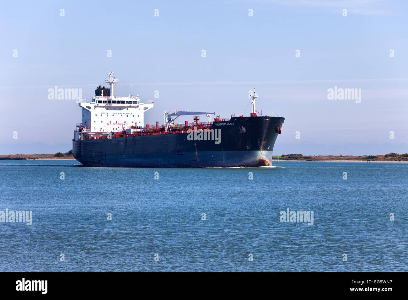 Petroleum Tanker unterwegs, Corpus Christi Fahrrinne. Stockfoto