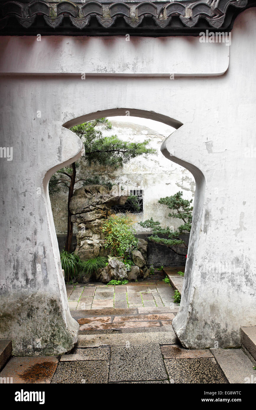 Ungewöhnliche Eingang im alten Yu-Yuan-Garten in Shanghai, China Stockfoto