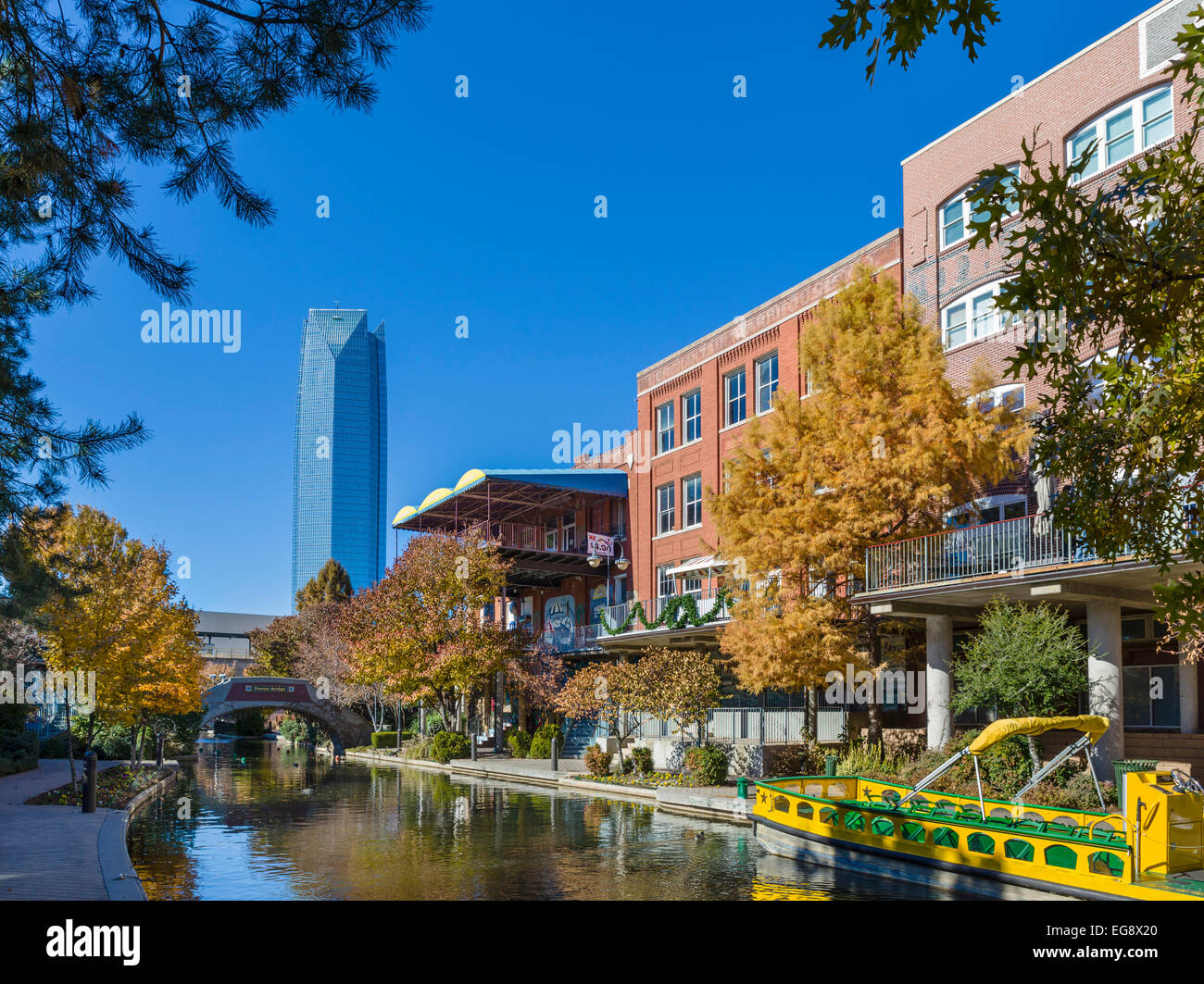 Oklahoma City. Bricktown Kanals, mit Blick auf die Devon-Turm in der historischen Bricktown District von Oklahoma City, OK, USA Stockfoto