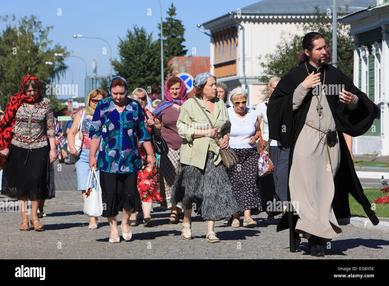 Ein östlich-orthodoxen Priester führt eine organisierte geführte Tour zu den Orten der Anbetung in Kolomna, Russland Stockfoto